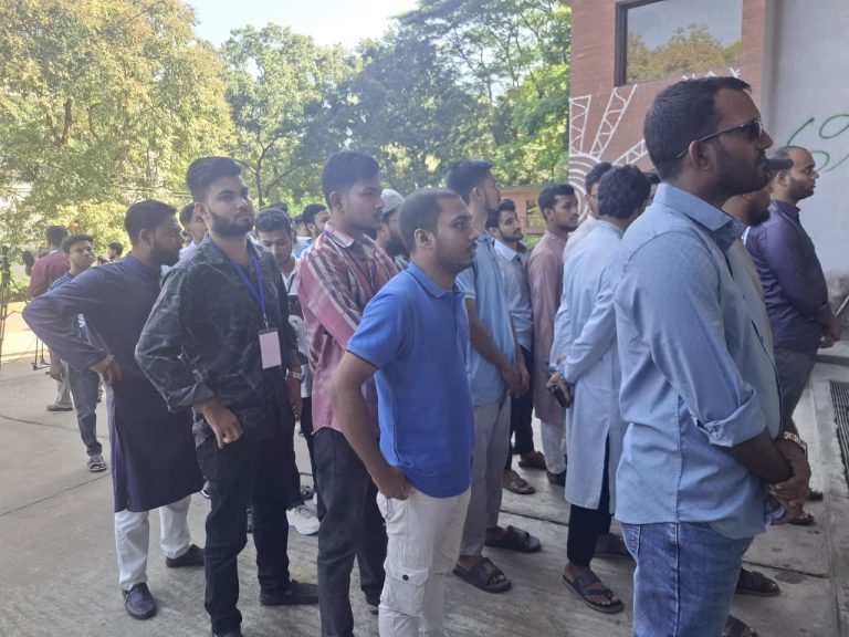 চাকসুতে ভোট উৎসব শুরু, ভোটারদের দীর্ঘ লাইন
