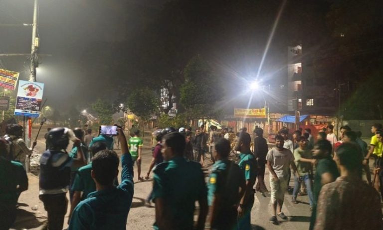 মধ্যরাতে ঢাবি ও ঢাকা কলেজের শিক্ষার্থীদের মধ্যে সংঘর্ষ