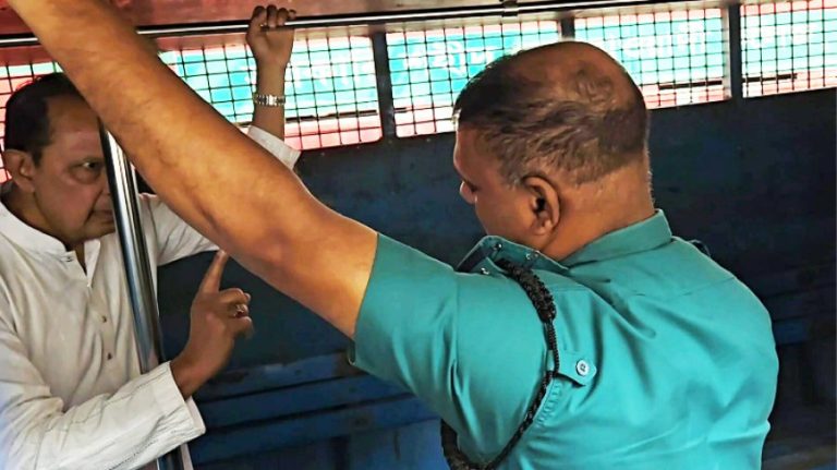প্রিজন ভ্যানে পুলিশ সদস্যের সঙ্গে বাগবিতণ্ডায় জড়ান ইনু