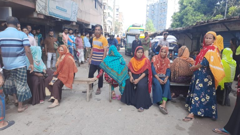 গাজীপুরে বকেয়া বেতনের দাবিতে ১০ ঘন্টা ধরে সড়ক অবরোধ