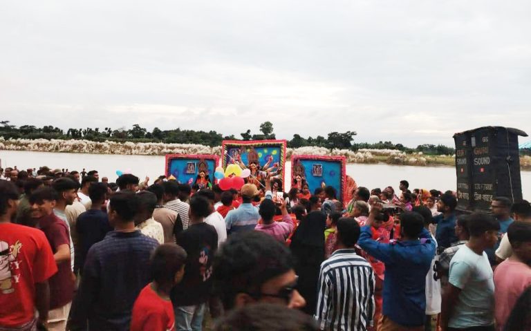 কিশোরগঞ্জে দুর্গা প্রতিমা বিসর্জনের মধ্য দিয়ে শেষ হয়েছে দুর্গোৎসব