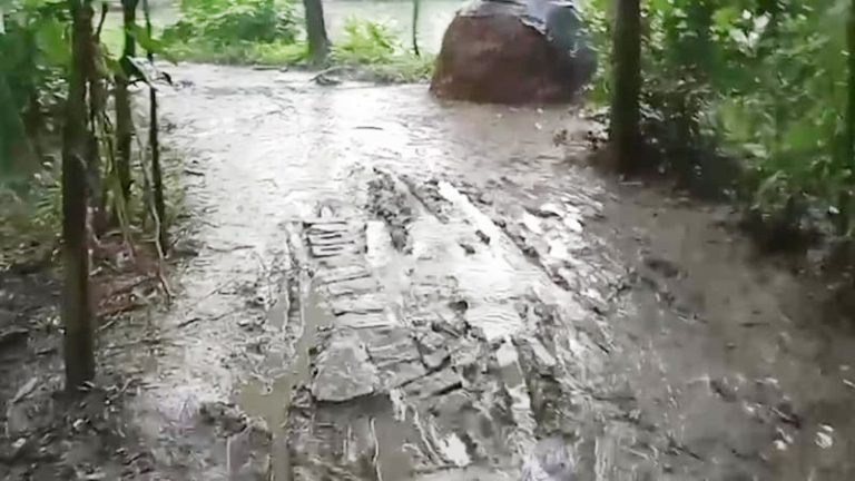 হোসেনপুরে কাঁচা রাস্তা আজও উন্নয়নের ছোঁয়া লাগেনি, রাস্তা পাকাকরণের দাবি