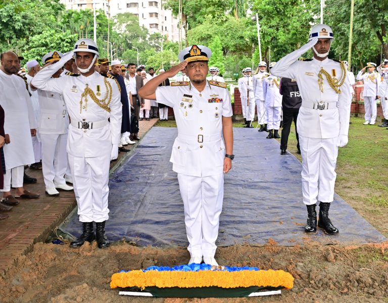 সাবেক নৌবাহিনী প্রধান ভাইস অ্যাডমিরাল সরওয়ার জাহান নিজাম (অব.) এর সামরিক মর্যাদায় দাফন