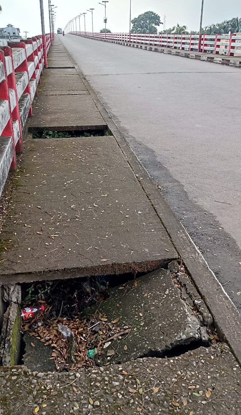 কলাপাড়া সেতুর ফুটপাত এখন মরন ফাঁদ