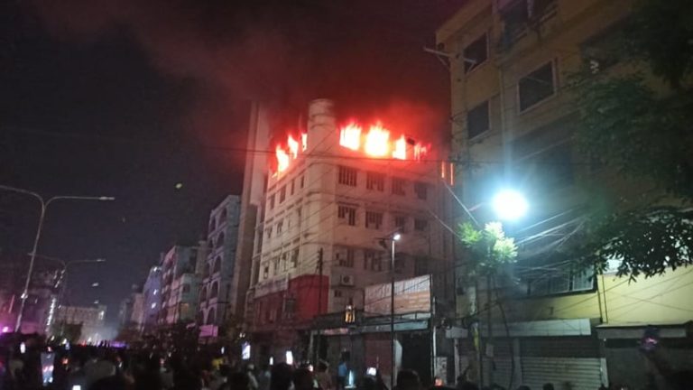 মিরপুরে আগুনে পুড়ল পোশাক কারখানা