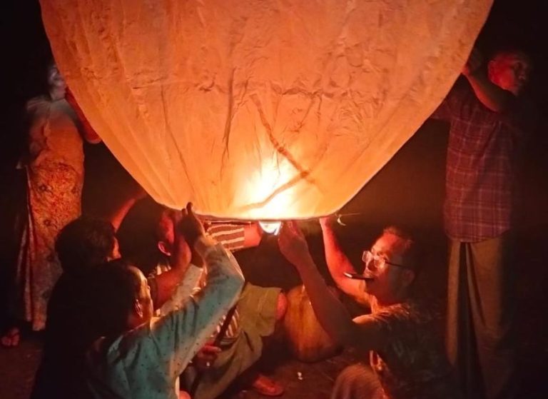 রাতের আকাশ বর্ণিল হয়ে উঠলো প্রবারনা পূর্ণিমার নানা রঙের ফানুস