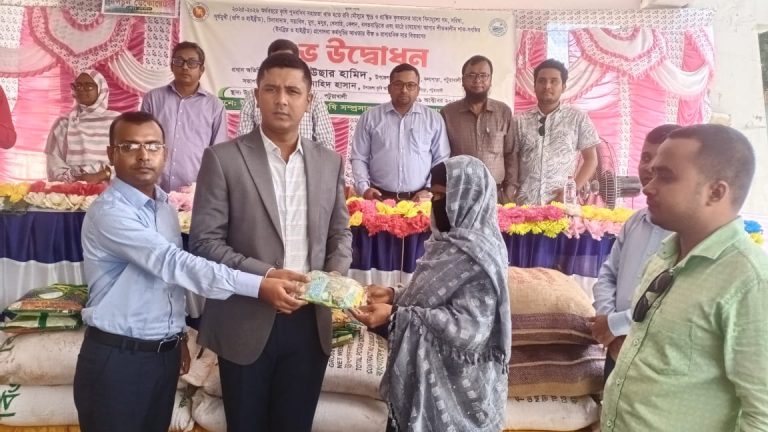 কলাপাড়ায় ৯ হাজার ৪৭০ জন কৃষক পেল বীজ ও রাসায়নিক সার