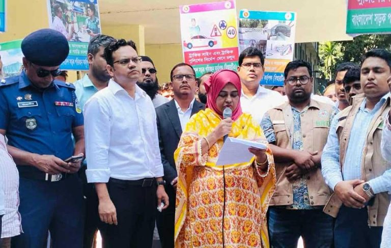জামালপুরে নিরাপদ সড়কদিবসে  পথসভা ও হেলমেট বিতরণ