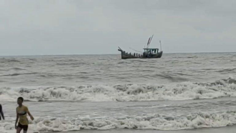 নিখোঁজের আট দিন পর বেঁচে ফিরলেন কুয়াকাটার পাঁচ জেলে