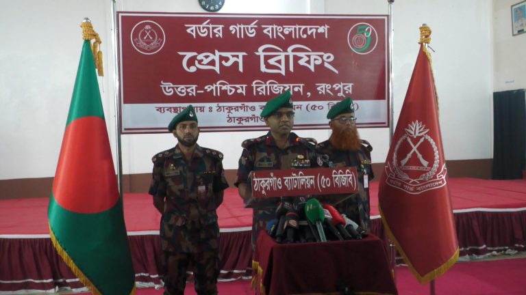 ঠাকুরগাঁওয়ে সাতটি আগ্নেয়াস্ত্র,ভারতীয় জাল রুপিসহ বিপুল পরিমান মাদকদ্রব্য উদ্ধার