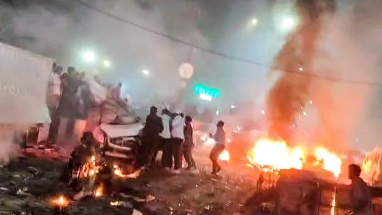 দিল্লিতে লালকেল্লার সামনে বিস্ফোরণে ২২ গাড়ি ভষ্ম, নিহত ১৩