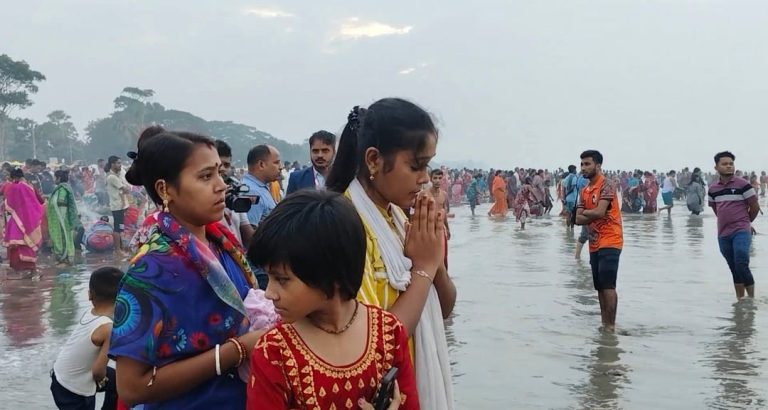 কুয়াকাটায় পূন্যস্নানের মধ্য দিয়ে শেষ হলো রাসপূজা