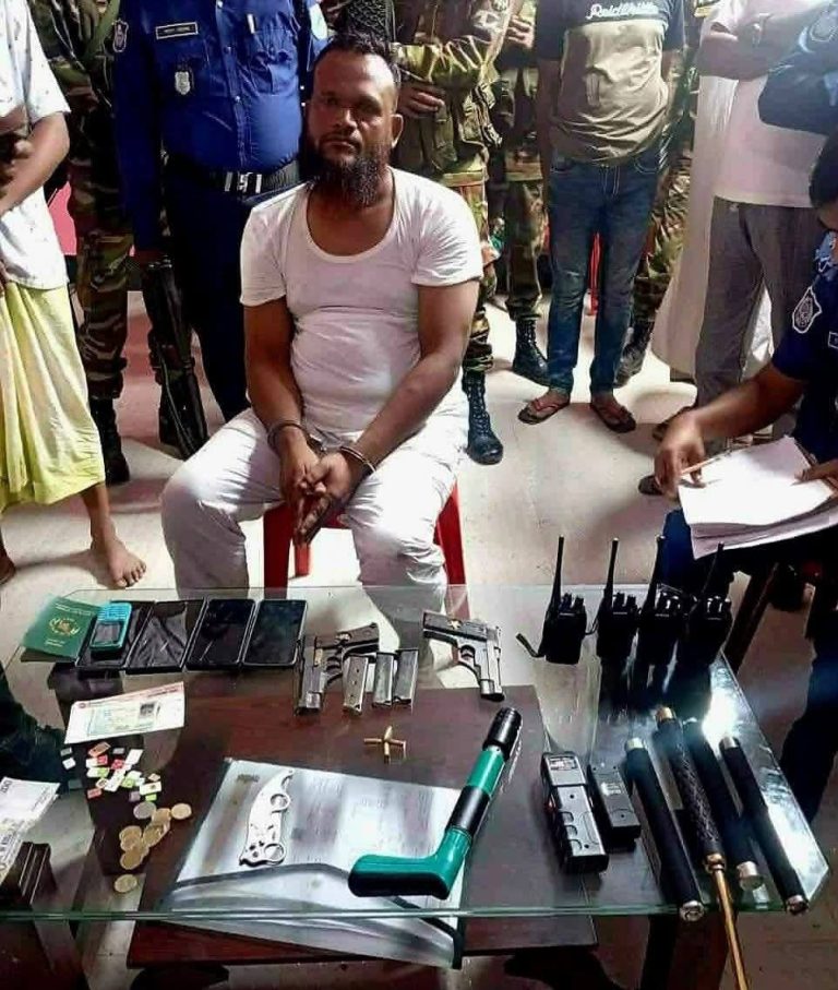 গাজীপুরে যৌথ বাহিনীর অভিযানে অস্ত্র সহ সাতজন গ্রেপ্তার