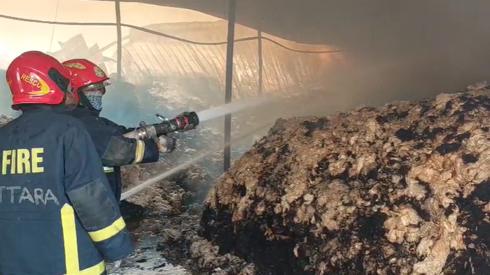 টঙ্গীতে তুলার গোডাউনে আগুন,  নিয়ন্ত্রণে ৭ ইউনিট