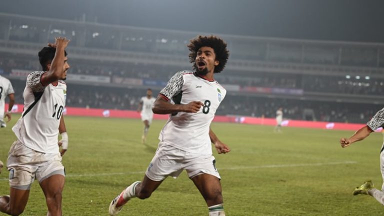 হামজার দুর্দান্ত ওভারহেড ও জয় বঞ্চিত বাংলাদেশ