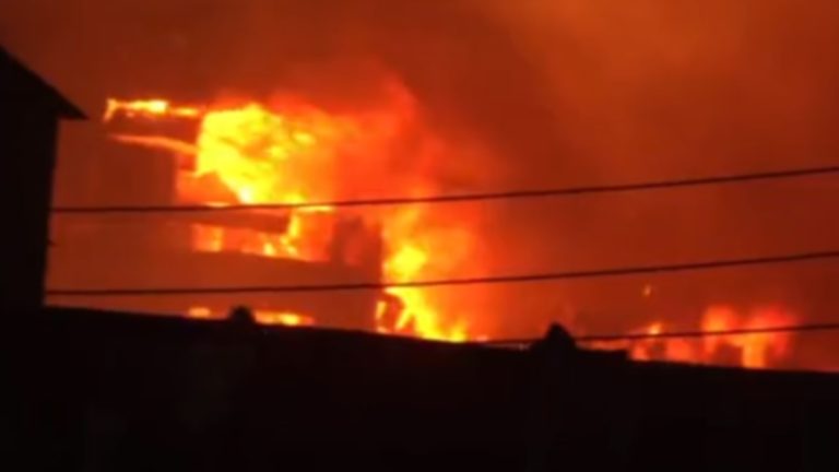 কড়াইল বস্তিতে জ্বলছে আগুন