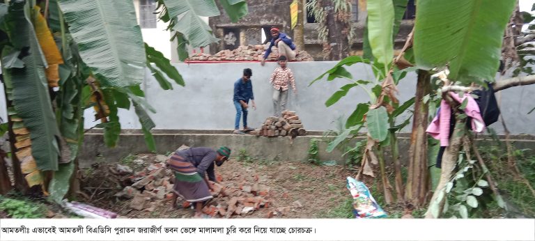 আমতলীর বিএডিসি’র জরাজীর্ণ ভবনের মালামাল চুরি, ট্রাকসহ মালামাল জব্দ