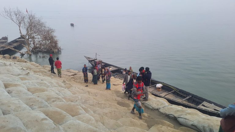 নদী ভাঙ্গনে ভেঙে পড়ছে জীবন-জীবিকা: ধনুটের গোসাইবাড়ীতে চরম অর্থনৈতিক অচলাবস্থা