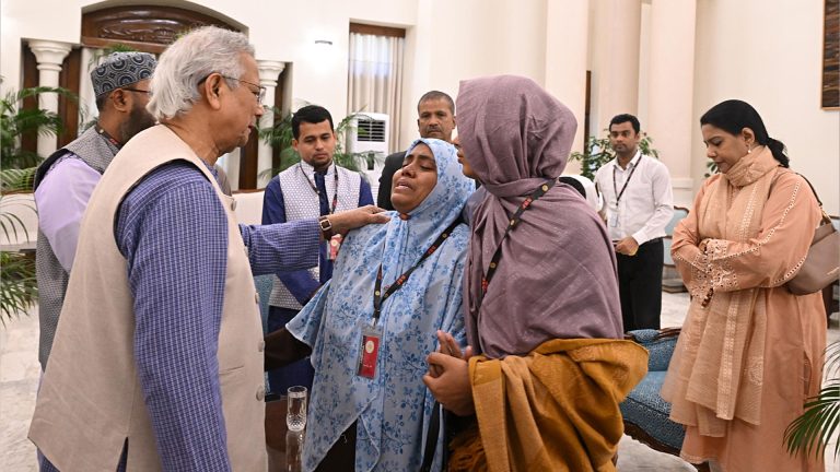 ওসমান হাদির পরিবারের সঙ্গে প্রধান উপদেষ্টার সাক্ষাৎ, উন্নত চিকিৎসার আশ্বাস
