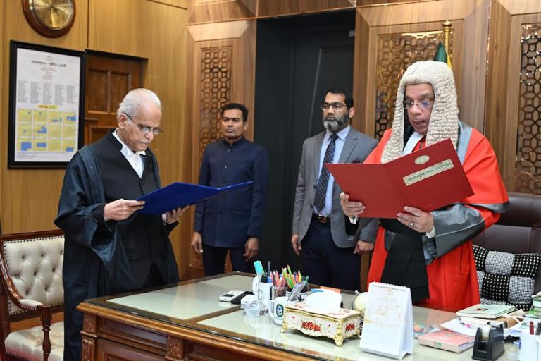 হাইকোর্টের স্থায়ী বিচারপতি হিসেবে শপথ নিলেন সৈয়দ এনায়েত হোসেন