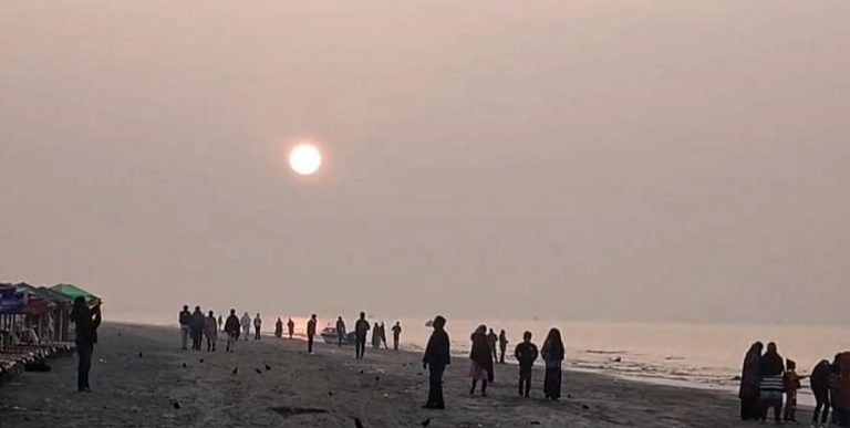 পুরনো বছরকে বিদায় আর নতুন বছরকে স্বাগত জানাতে কুয়াকাটায় বাড়ছে পর্যটকের ভিড়