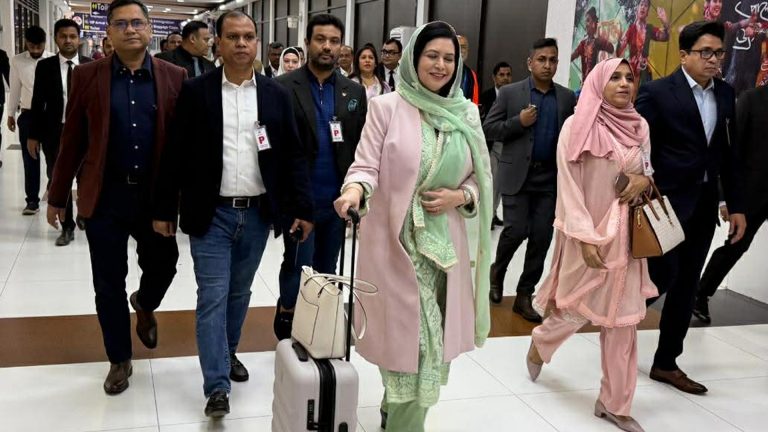 লন্ডনের পথে ডা. জুবাইদা রহমান