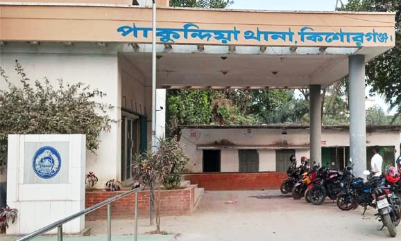 পাকুন্দিয়ায় গৃহবধূকে কুপিয়ে হত্যা, স্বামীসহ আটক ২