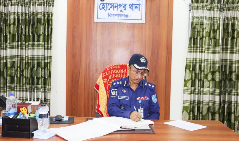 কিশোরগঞ্জে পুলিশ সুপারের আকস্মিক থানা পরিদর্শন