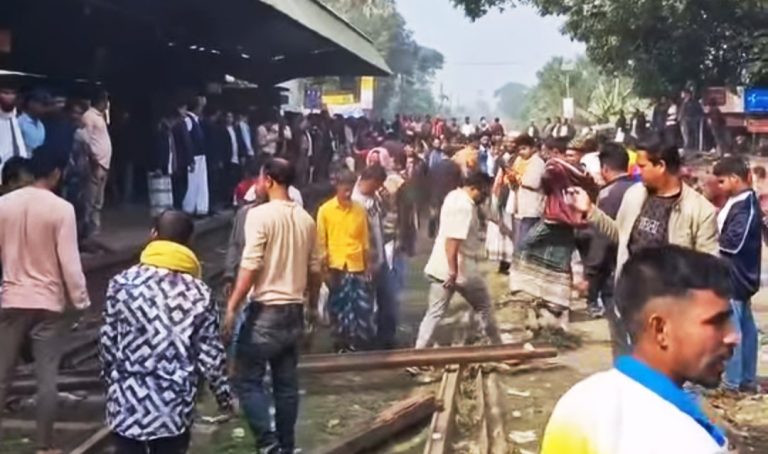 কিশোরগঞ্জ-৫ আসনে বিএনপির প্রার্থী বদল করায় রেলপথ অবরোধ-বিক্ষোভ