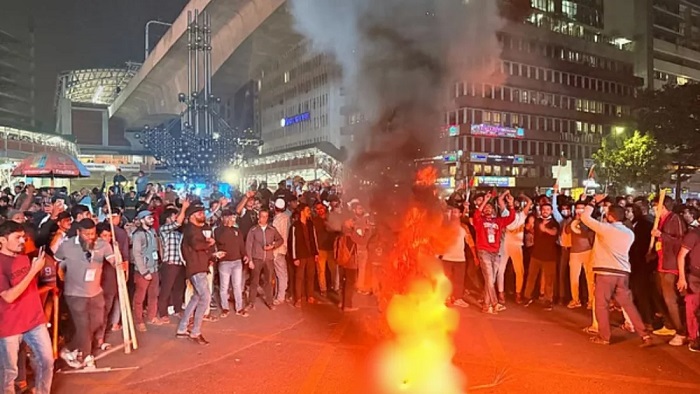 কারওয়ান বাজারে মোবাইল ব্যবসায়ীদের সড়ক অবরোধ