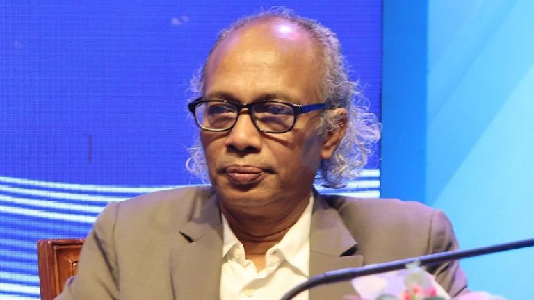 ডেইলি স্টার ভবনের সামনে হেনস্তার শিকার নিউ এজ সম্পাদক নূরুল কবীর