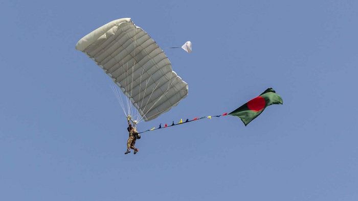 পতাকা হাতে ৫৪ বাংলাদেশি প্যারাট্রুপারের বিশ্বরেকর্ড