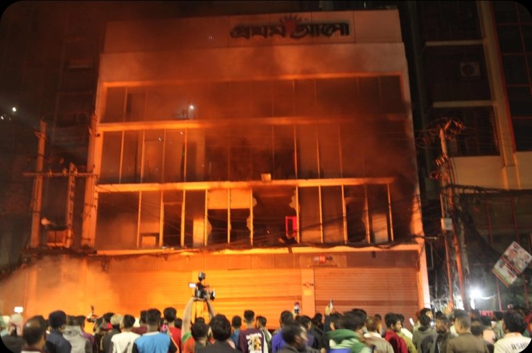 প্রথম আলো-ডেইলি স্টার কার্যালয়ে হামলা, শুক্রবার পত্রিকা প্রকাশ হচ্ছে না