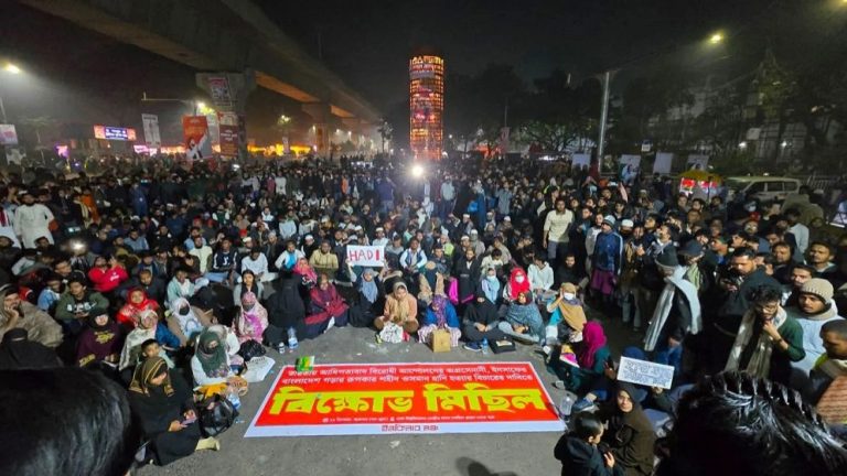 জমায়েত বাড়ছে শাহবাগে, রাতভর থাকার ঘোষণা