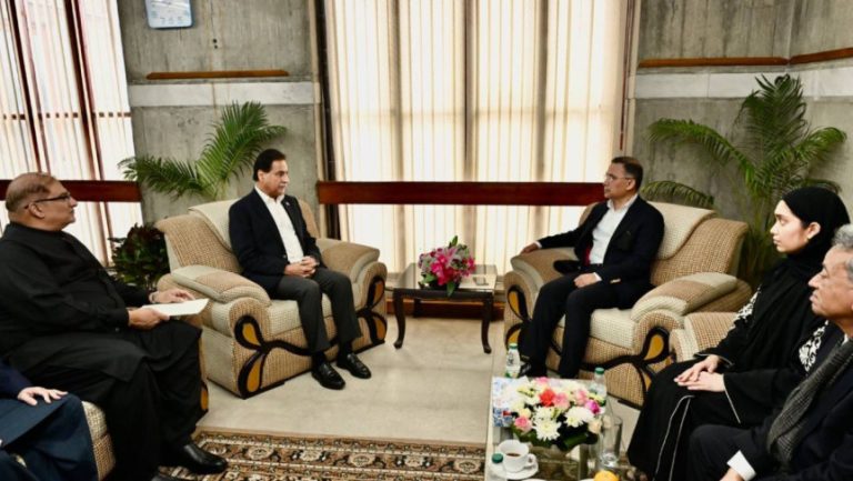 তারেক রহমানের হাতে পাকিস্তানের শোকবার্তা হস্তান্তর