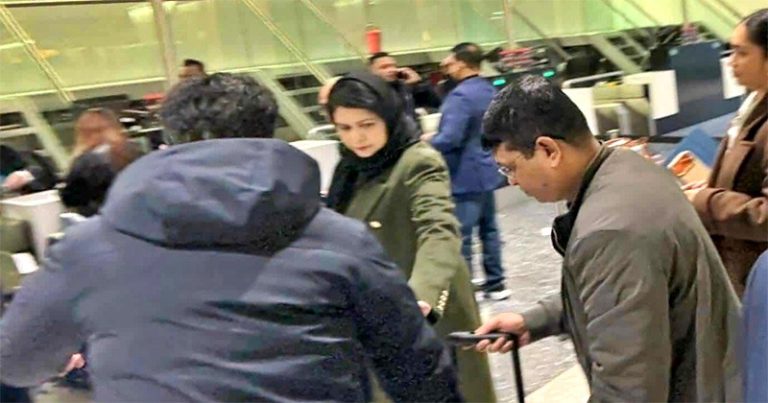 লন্ডন থেকে ঢাকার পথে জোবাইদা রহমান