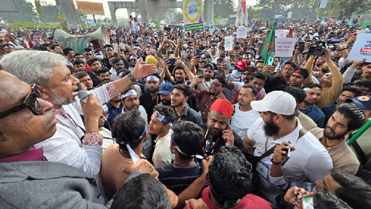 মোবাইল ব্যবসায়ীদের আন্দোলন: বিটিআরসি ঘেরাও, অবরুদ্ধ চেয়ারম্যানসহ কর্মকর্তারা