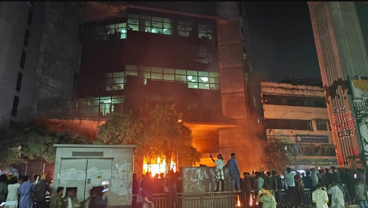 ‘ছাদে আটকা পড়ছি, মাফ কইরা দিয়েন, ভবনে আগুন দিছে, দেখা নাও হতে পারে’