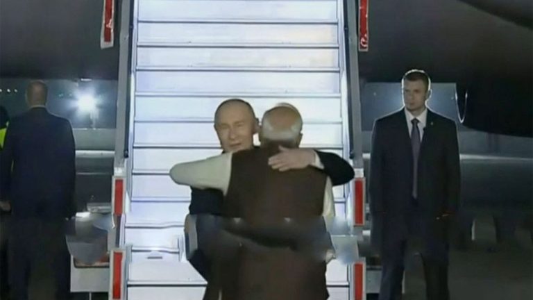 দিল্লি পৌঁছোলেন পুতিন, স্বাগত জানাতে প্রোটোকল ভেঙে বিমানবন্দরে হাজির মোদী!