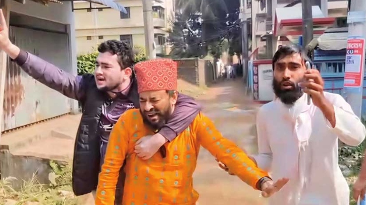 ‘আওয়ামীপন্থী’ শিক্ষককে টেনেহিঁচড়ে প্রক্টর অফিসে নিলেন চাকসু নেতারা