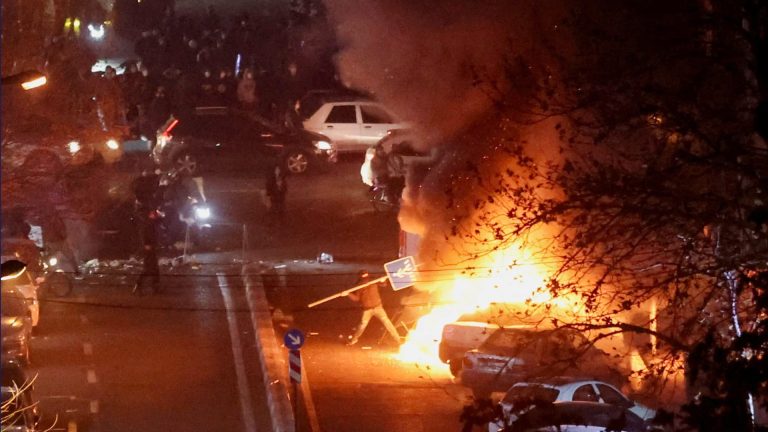 ইরানে বিক্ষোভে ২ হাজার মানুষ নিহত: রয়টার্স