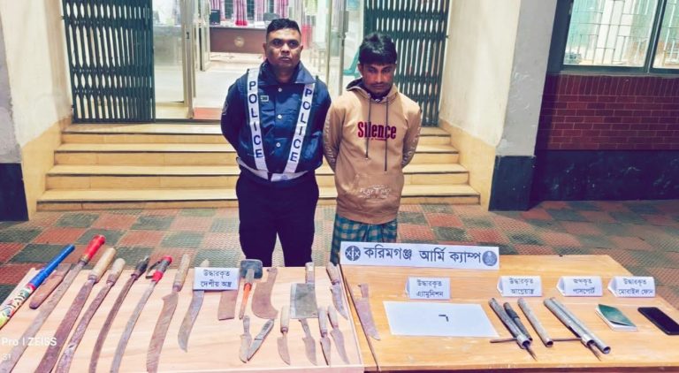 তাড়াইলে যৌথবাহিনীর অভিযানে ২টি পাইপগান ও গুলিসহ সন্ত্রাসী ফারুক গ্রেফতার