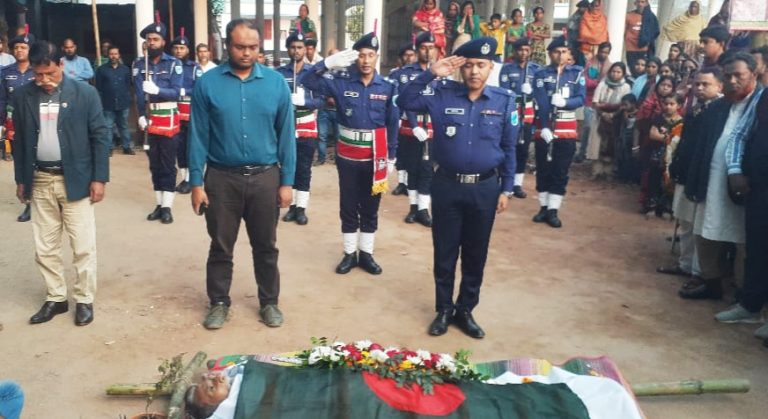 হোসেনপুরে রাষ্ট্রীয় মর্যাদায় বীর মুক্তিযোদ্ধা কিশোর কুমার গুপ্তকে সৎকার