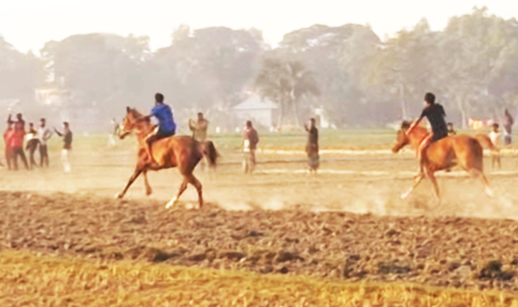 পাকুন্দিয়ায় গ্রামবাংলার ঐতিহ্যবাহী ঘোড়া দৌড় প্রতিযোগিতা