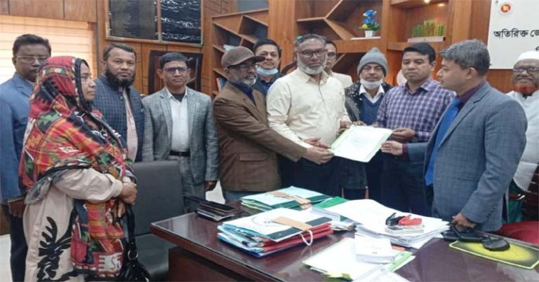 কিশোরগঞ্জে ভূমি অফিসার্স কল্যাণ সমিতির ৬ দফা দাবিতে স্মারকলিপি প্রদান