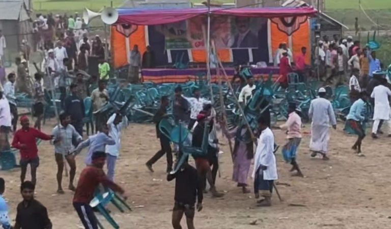 অষ্টগ্রামে জনসভায় বিএনপি ও যুবদল নেতা-কর্মীদের মধ্যে সংঘর্ষ, আহত ৩০