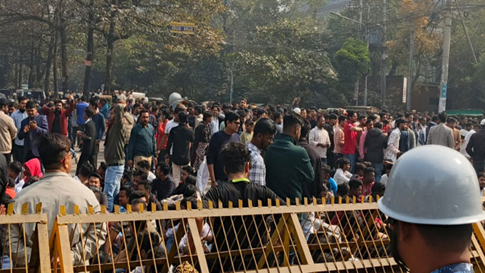 তিন দাবিতে নির্বাচন কমিশনের সামনে ছাত্রদলের অবস্থান