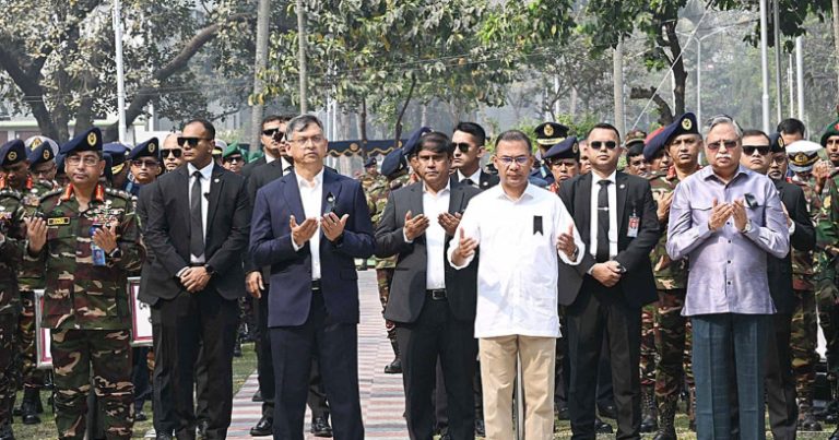 পিলখানায় নিহত শহীদদের প্রতি রাষ্ট্রপতি ও প্রধানমন্ত্রীর শ্রদ্ধা