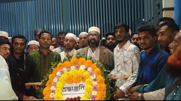 কুয়াকাটায় একুশের প্রথম প্রহরে কেন্দ্রীয় শহীদ মিনার প্রাঙ্গনের গেট বন্ধ থাকায় অসন্তোষ