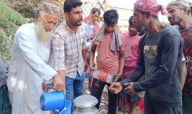 কিশোরগঞ্জে রমজানে এবারও ১০ টাকায় মিলছে ১ লিটার দুধ!
